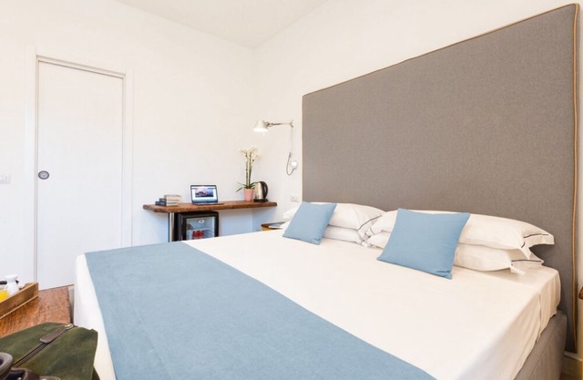 Boutique Suites 186 - Deluxe Room new by main square and with WIFI & AC balcony