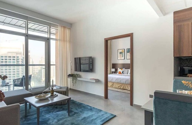 Bright 1BR Apartment with Amazing Marina Views