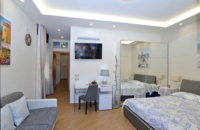 CASERTA DELUXE - ELEGANT APARTMENT IN CASERTA CENTER WELCOMES UP TO 5 GUESTS