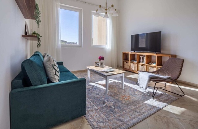 Cozy 1BR in Landscaped Community, Motor City