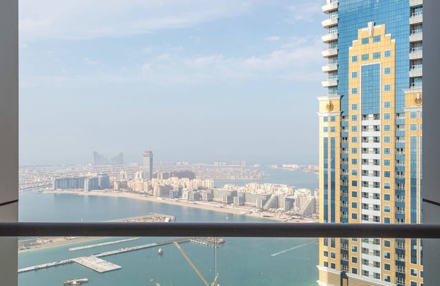 Grand 3BR in Dubai Marina's Majestic Skyscraper!