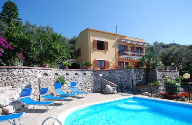 Independent villa with private swimming pool, located in the Sorrento peninsula.