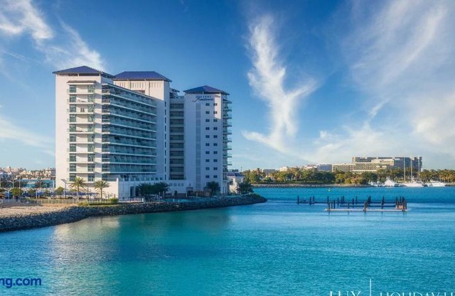 Lux - Opulent Island Suite Burj Khalifa View 2