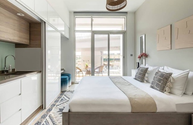 Minimalist Studio in the Heart of Dubai Marina!