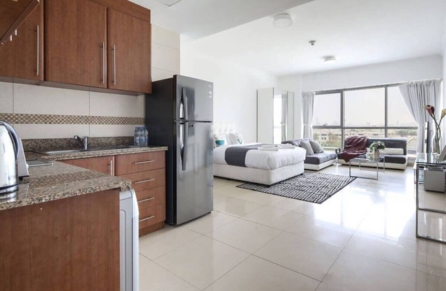 Modern Spacious Studio in JLT - room for 3!