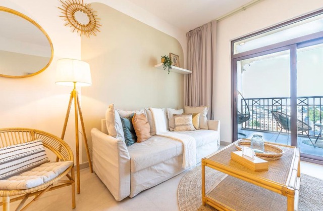 Monty Holiday Home - Beach Life Boho 1BR with Burj Al Arab View