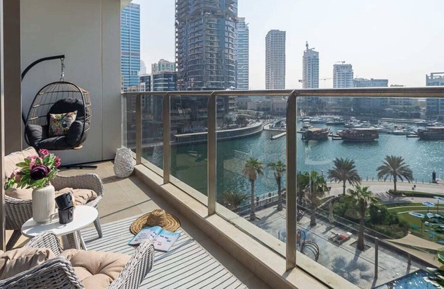 Opulent 1BR Apt with Mesmerizing Marina Views!