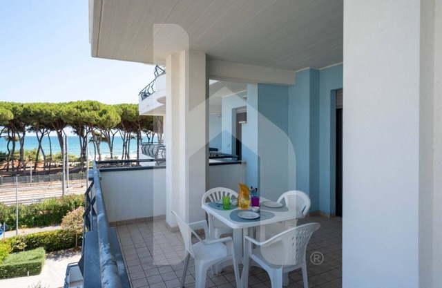 Second floor apartment with sea view