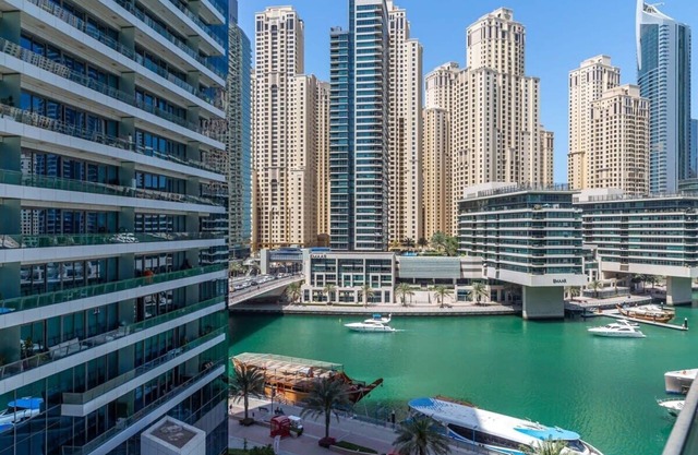 Sleek and Vibrant 1BR with Marina Views!