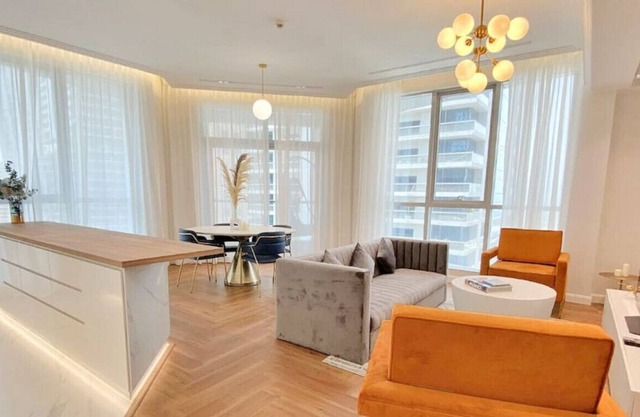 Vibrant Two Bedroom in the Marina