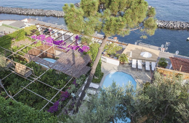Villa Acquamarina with Private Pool, Sea View, Direct Sea Access and Parking