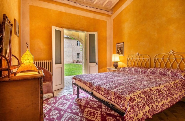 Villa in Montalcino with 9 bedrooms sleeps 18