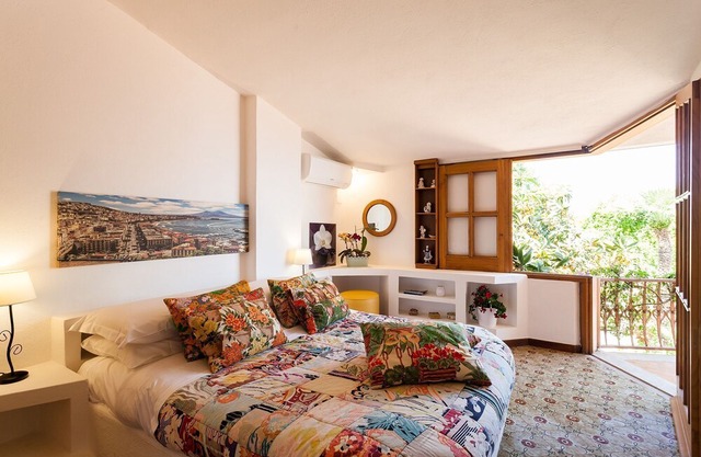 Villa Puolo, Sorrento coast, with garden and sea view, 5 bedrooms, 10 sleeps.