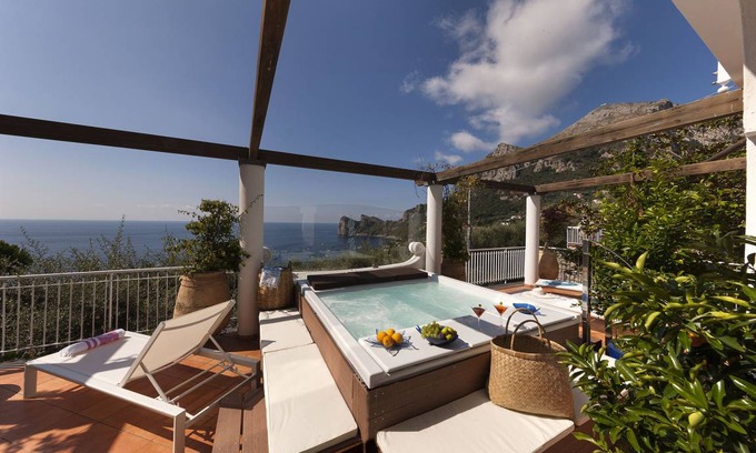 Marina del Cantone Villa | 280 m² Villa ∙ 7 bedrooms ∙ 14 guests