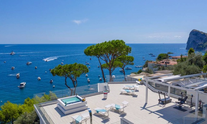 Marina del Cantone Villa | 300 m² Villa ∙ 6 bedrooms ∙ 12 guests