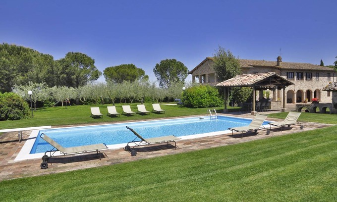 Torgiano Villa | 340 m² Villa ∙ 6 bedrooms ∙ 12 guests