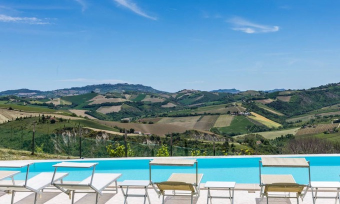 Montalto delle Marche Villa | 350 m² Villa ∙ 7 bedrooms ∙ 16 guests