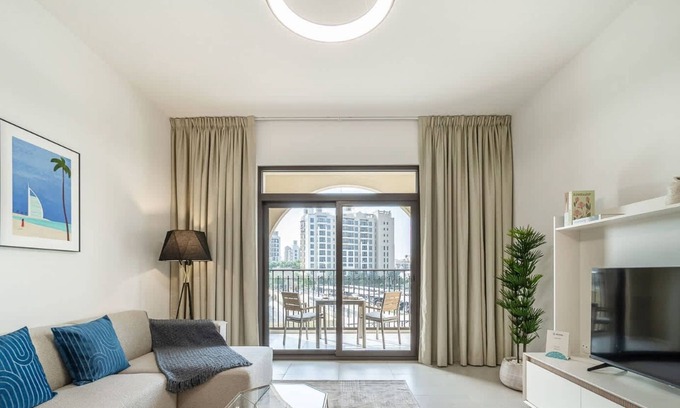 Umm Suqeim 3 Apartment | Airstay | Modern 1BR | Madinat Jumeirah