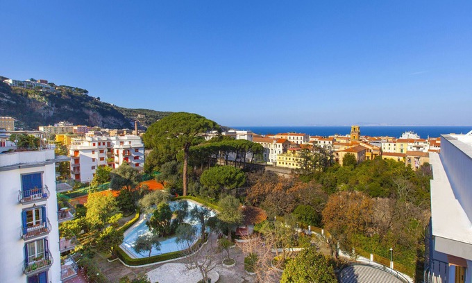 Sorrento Historic Centre Apartment | AMORE RENTALS - Carmela Apartment with Shared Pool and Air Conditioning