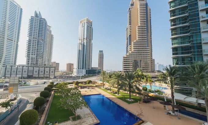 Dubai Marina Apartment | Bright One Bedroom in Marina