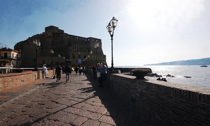 San Ferdinando Apartment | Casa Borgo Marinari: sunny and modern apartment at the foot of the Castel dell'Ovo