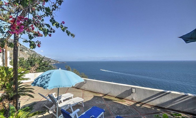 Praiano Apartment | Casa Capinera: A bright apartment which faces the sun and the sea, with Free WI-FI.