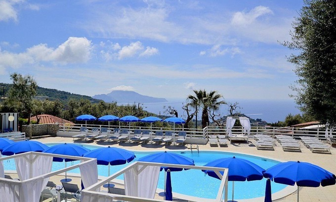 Schiazzano House | Casa Spirea B: A characteristic and welcoming apartment situated in a quiet location, a few minutes from the town center, with Free WI-FI.