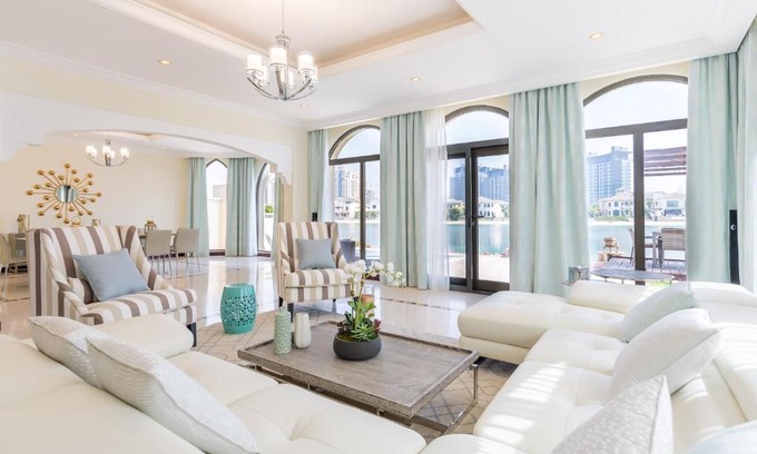 Palm Jumeirah Villa | Charming 6BR Villa with Private Pool on Palm Jumeirah