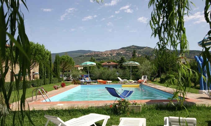 Camucia House | Cosy Holiday Home in Cortona with Swimming Pool