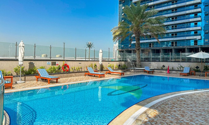 Jumeirah Lake Towers Apartment | HiGuests - Lake view