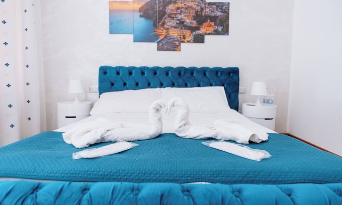 Vomero Apartment | Holiday Home Mar Pacifico is elegant abode just 100 meters from the metro