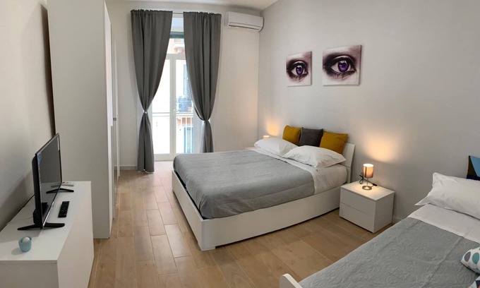 Historical Center Apartment | La terrazza sul porto, large vacation home in the heart of Naples