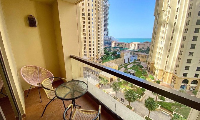 Dubai Marina Apartment | Lovely 1BR in JBR with sea view