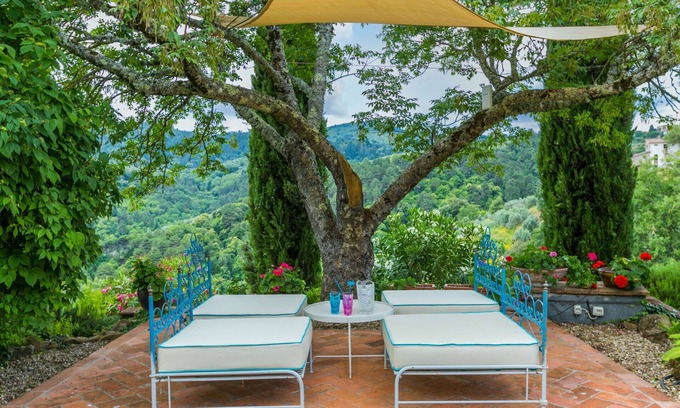 Moncioni Villa | Lovely apartment in villa with WIFI, pool, TV, patio, pets allowed, panoramic view and parking