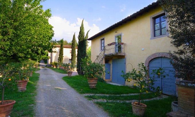 Poggiarello Villa | Lovely apartment in villa with WIFI, pool, TV, patio and panoramic view, close to San Gimignano