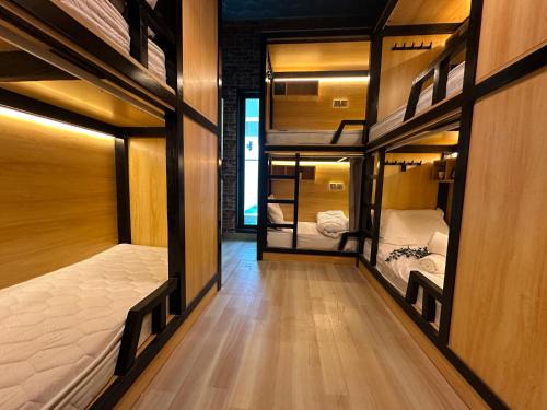Al Satwa House | Luxury Hostel Bedspace in Downtown Near Emirates Towers Metro