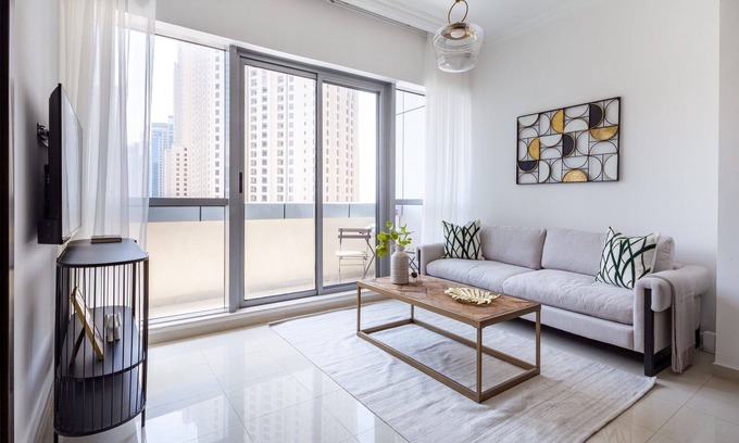 Dubai Marina Apartment | Modern 1BR Apartment in Heart of Dubai Marina