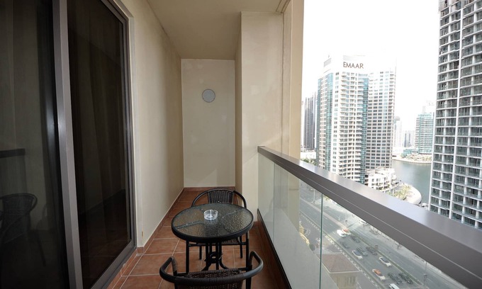 Dubai Marina Apartment | Modern and cosy apartment next to the beach
