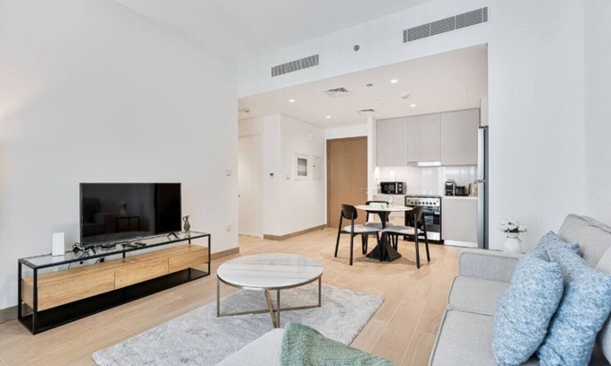 Dubai Apartment | Modern Creekside 1BR | Prime Dubai Location