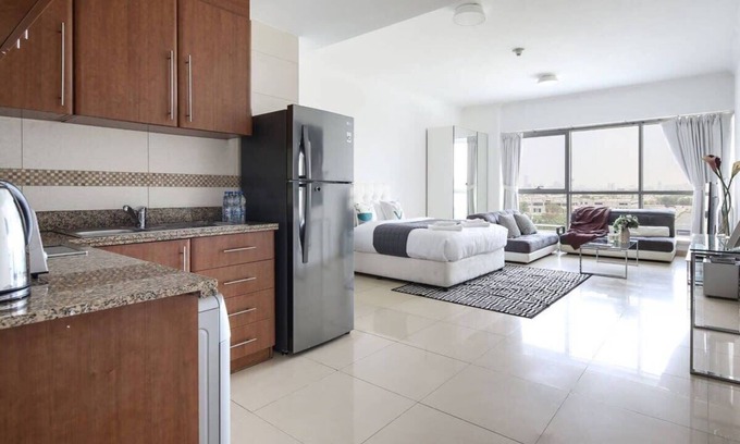 Jumeirah Lake Towers Apartment | Modern Spacious Studio in JLT - room for 3!