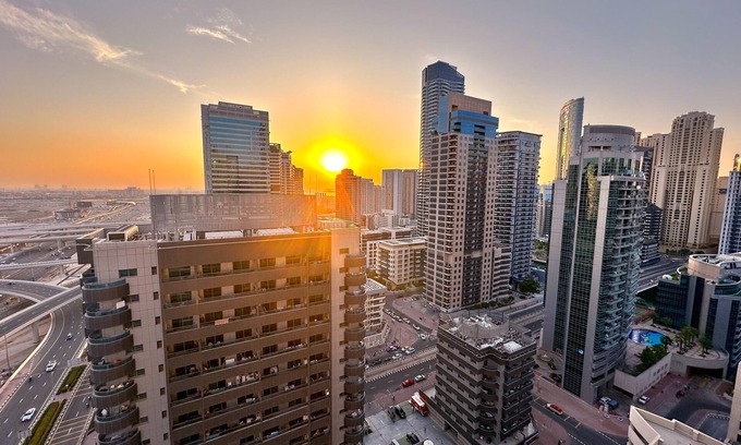 Jumeirah Lake Towers Apartment | n1-Bedroom Haven with Mesmerizing City Views, 2 minutes from DMCC Metro.