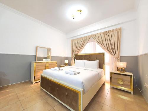 Dubai Sports City House | On Canal Walk Large Apartment Close Kitchen