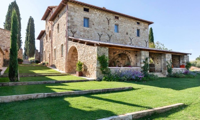 Sarteano Villa | ROYAL COUNTRY VILLA WITH POOL