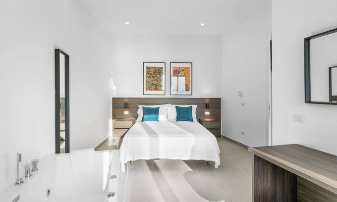 Castellammare di Stabia House | Sea View Suite with Jacuzzi within walking distance of Station connecting Sorrento