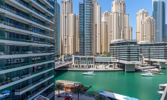 Dubai Marina Apartment | Sleek and Vibrant 1BR with Marina Views!