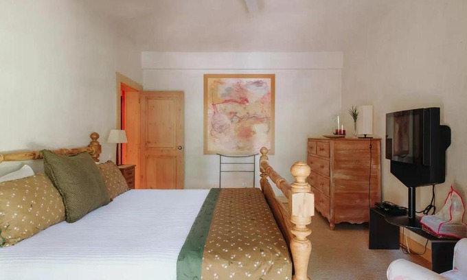 Sorrento Apartment | The gardens are beautifully tended with large expanses of perfect lawn