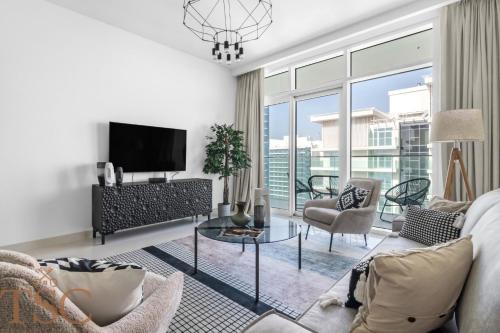 Dubai Marina Apartment | The Smart Concierge - Sunrise Bay beachfront
