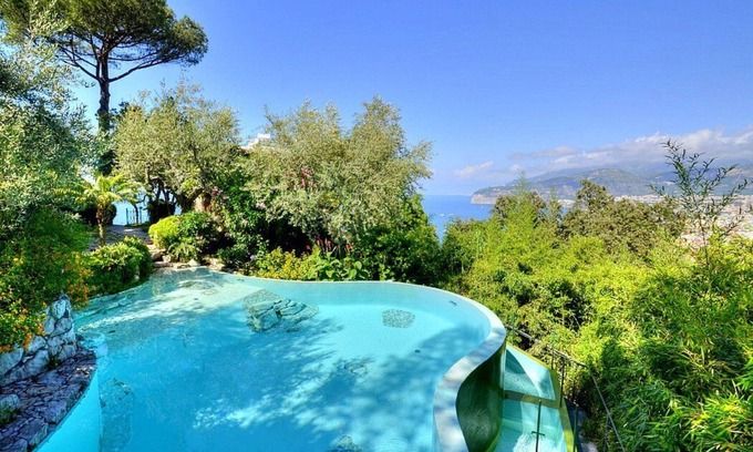 Sorrento Villa | Villino Clizia: A romantic and welcoming two-story villa with a view of the sea and of the Bay of Naples, with Free WI-FI.
