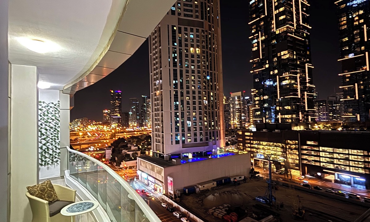 Dubai Media City Apartment | Luxurious 1-Bedroom Apartment in Dubai Marina: Pool, Hot Tub & Workspace