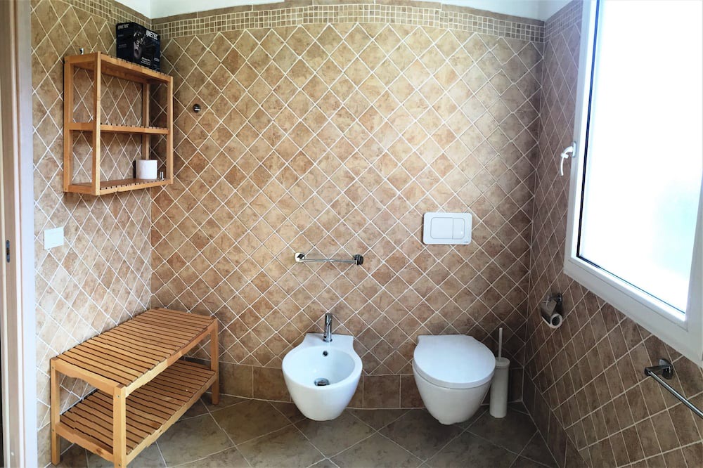 Photo of Bathroom in Case Peschiera-Lu Fraili